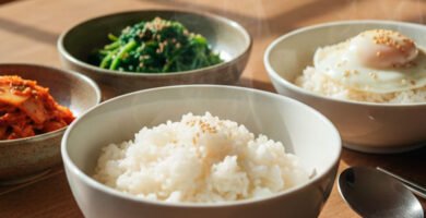 Desayuno coreano tradicional con arroz, huevo y banchan suaves servidos en mesa casera