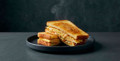 Gilgeori toast coreano con huevo y verduras, cortado