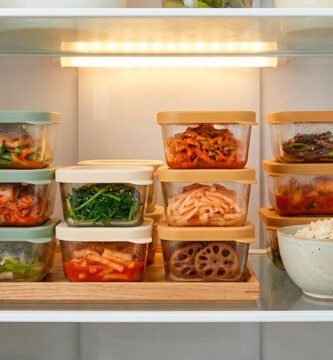 Banchan coreano guardado en porciones para el desayuno