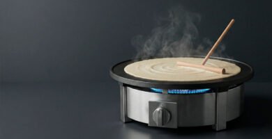 Crepera de gas 40 cm con esparcidor extendiendo la masa.