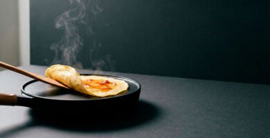 Crepera de 33 cm en uso sobre fondo negro.