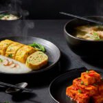 Desayuno en coreano y nombres de platos (Hangul + romanización).